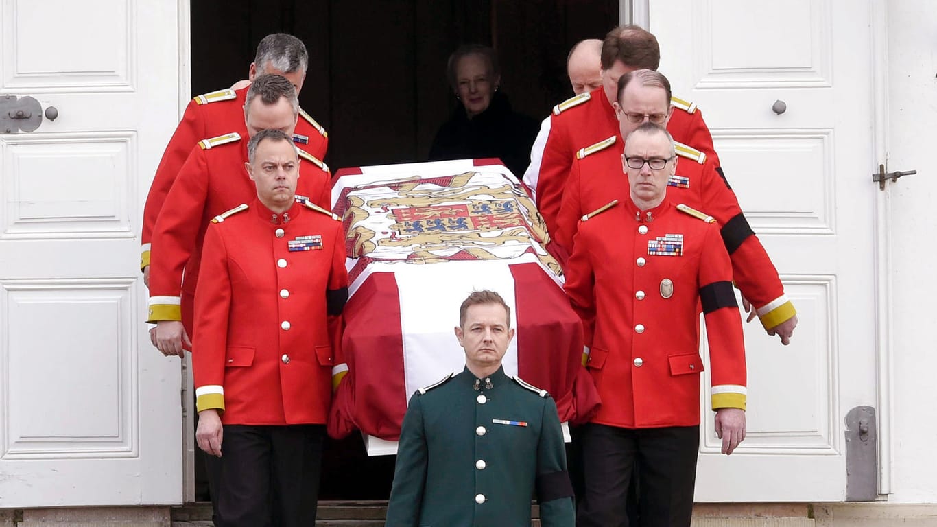 Der Leichnam des dänischen Prinzen Henrik ist von Schloss Fredensborg nach Kopenhagen gebracht worden.