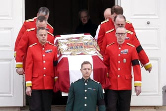 Der Leichnam des dänischen Prinzen Henrik ist von Schloss Fredensborg nach Kopenhagen gebracht worden.