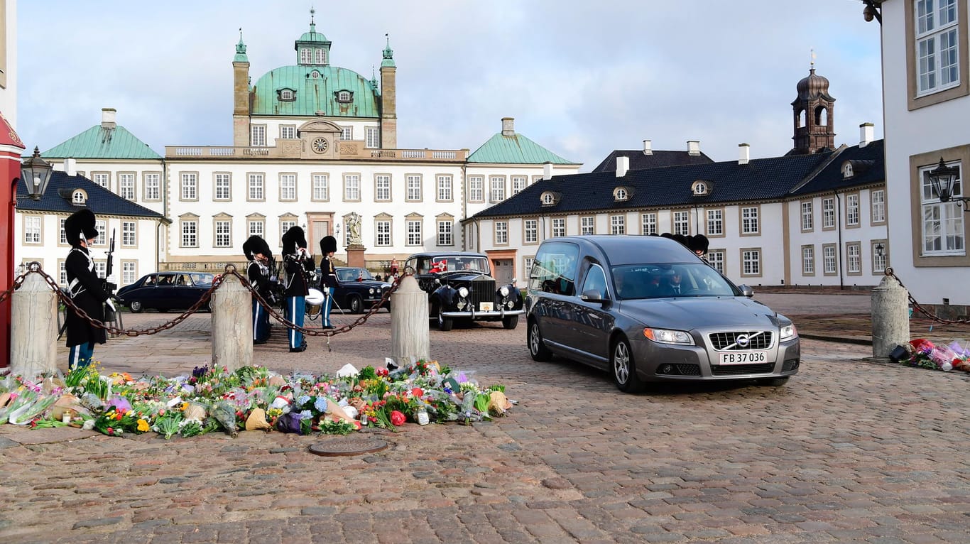 Im Leichenwagen wird der Sarg mit Prinz Henrik nach Kopenhagen gebracht.