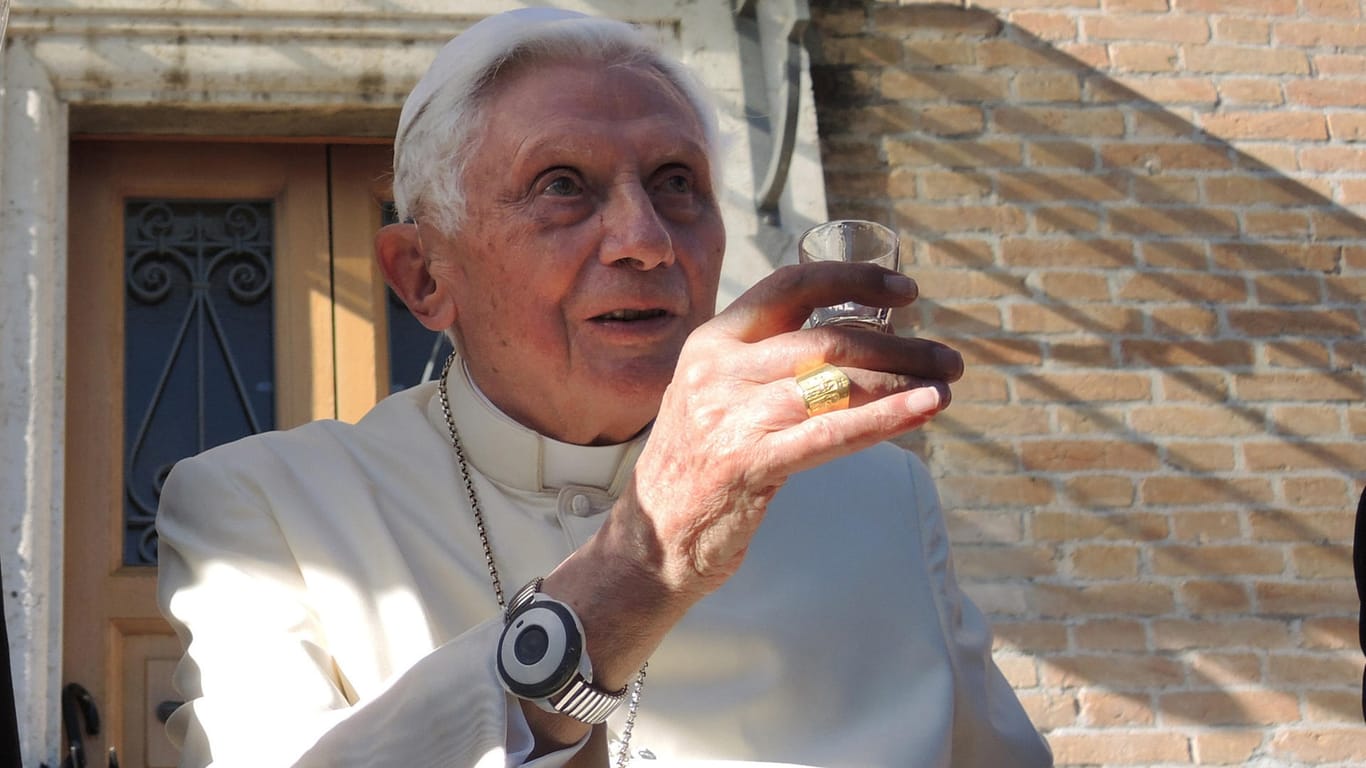 Papst Benedikt XVI. im April 2017 mit einem Gläschen Likör: Dem emeritierten Papst geht es seinem Bruder zufolge gut.
