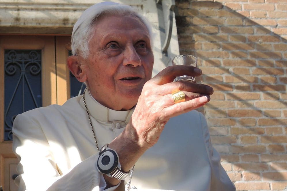 Papst Benedikt XVI. im April 2017 mit einem Gläschen Likör: Dem emeritierten Papst geht es seinem Bruder zufolge gut.