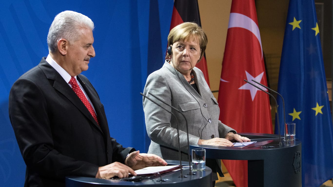 Wollen Kontakte intensivieren: Bundeskanzlerin Angela Merkel und der türkische Ministerpräsident Binali Yildirim nach ihrem Gespräch im Bundeskanzleramt.