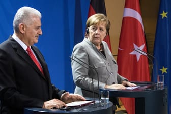 Wollen Kontakte intensivieren: Bundeskanzlerin Angela Merkel und der türkische Ministerpräsident Binali Yildirim nach ihrem Gespräch im Bundeskanzleramt.