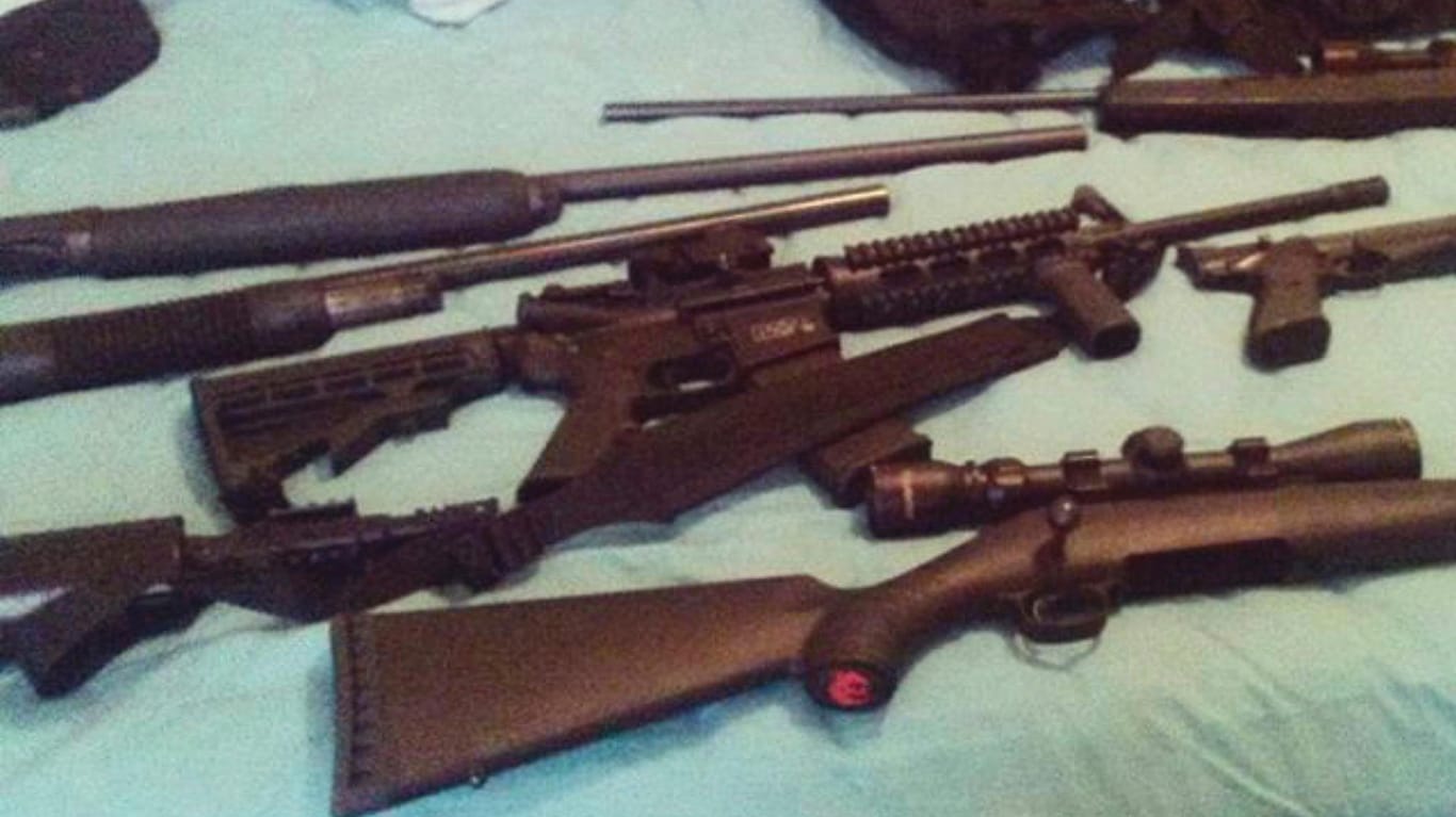 Waffen auf einem Bett: Dieses Bild postete der Schütze Nikolas C. bei Instagram.