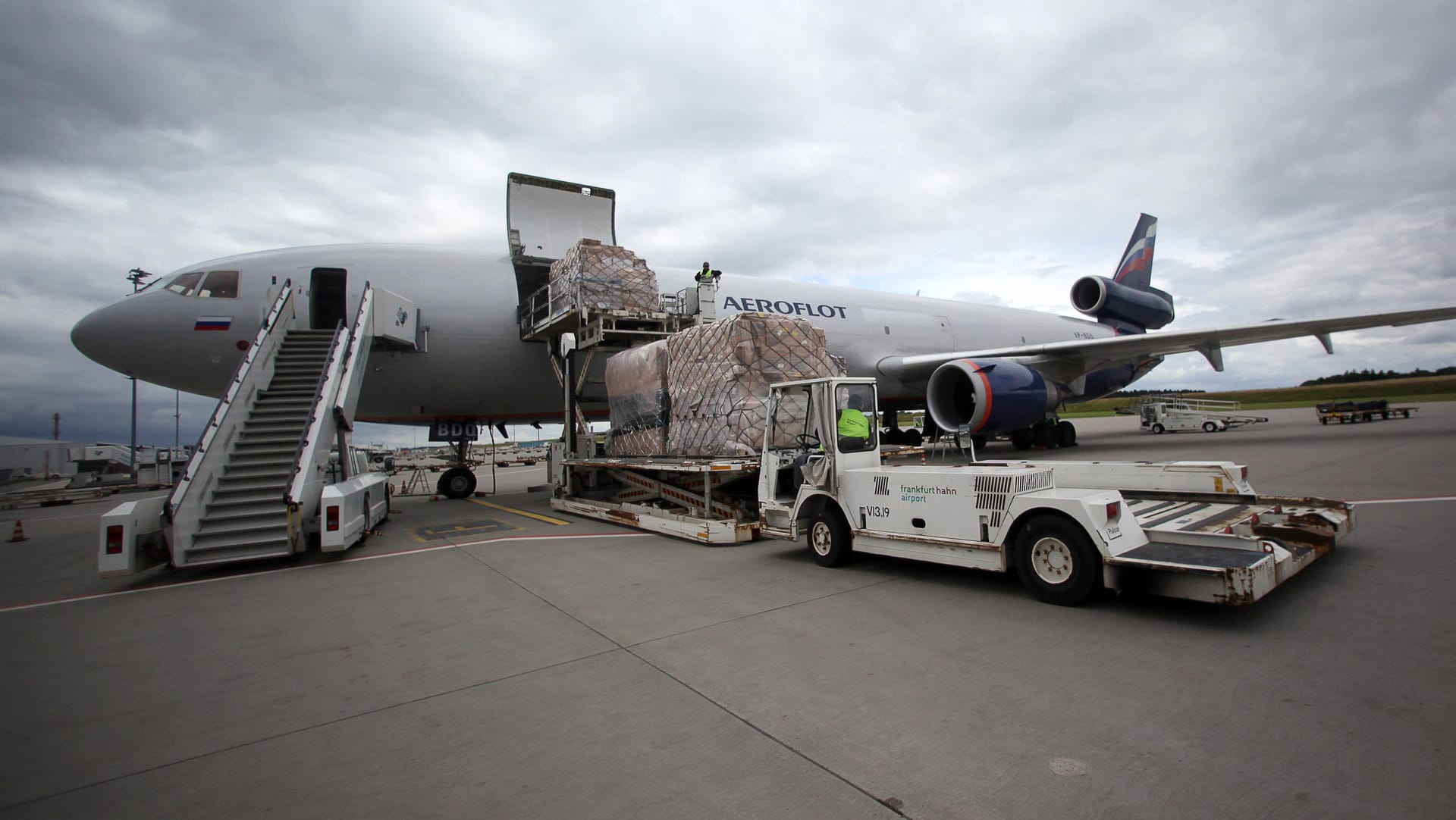 Russisches Frachtflugzeug auf dem Flughafen Frankfurt-Hahn: Eine Frachtmaschine musste nach Explosionsgeräuschen notlanden. Russisches Frachtflugzeug auf dem Flughafen Frankfurt-Hahn: Eine Frachtmaschine musste nach Explosionsgeräuschen notlanden.