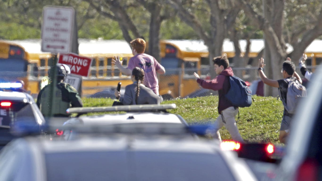 Amoklauf in Parkland (Florida): Schüler rennen mit erhobenen Händen vom Schulgelände.