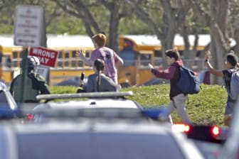 Amoklauf in Parkland (Florida): Schüler rennen mit erhobenen Händen vom Schulgelände.