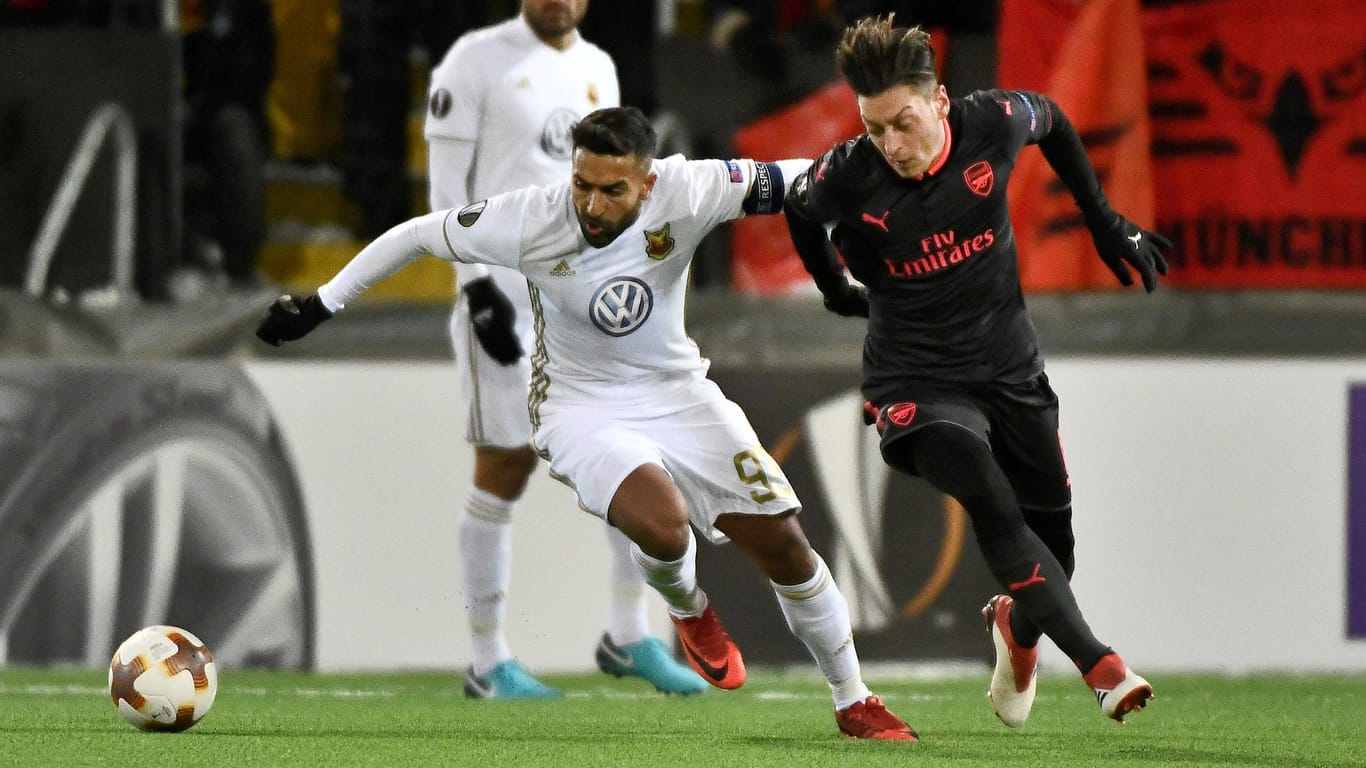 Mesut Özil entwischt Östersunds Saman Ghoddos: Der deutsche Nationalspieler steht mit dem FC Arsenal schon so gut wie sicher im Achtelfinale.