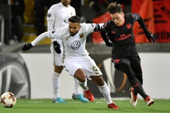 Mesut Özil entwischt Östersunds Saman Ghoddos: Der deutsche Nationalspieler steht mit dem FC Arsenal schon so gut wie sicher im Achtelfinale.