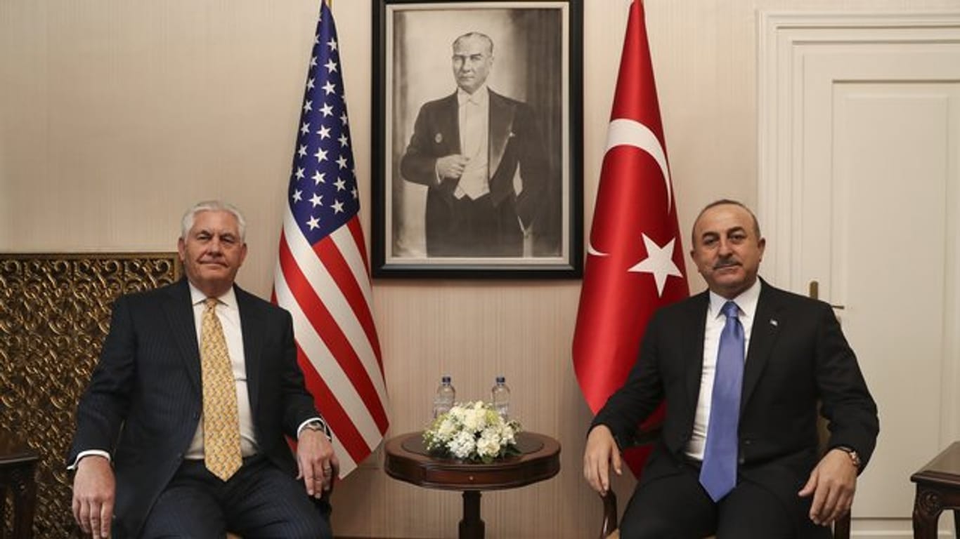 Der türkische Außenminister Mevlüt Cavusoglu (r) empfängt seinen US-Amtskollegen Rex Tillerson in Ankara.