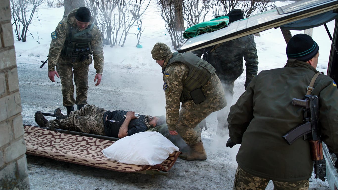 Ukrainische Soldaten: Im Osten des Landes wird weiter gekämpft, rund 1.000 Vorfälle mit schweren Waffen registrierte die OSZE.