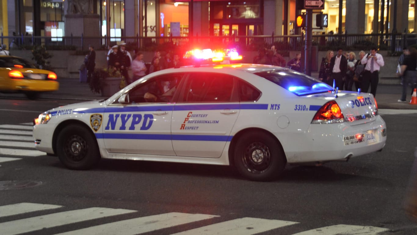 Polizeistreife in New York: Zwei Brüder sollen in der Bronx den Bau von Bomben betrieben haben.