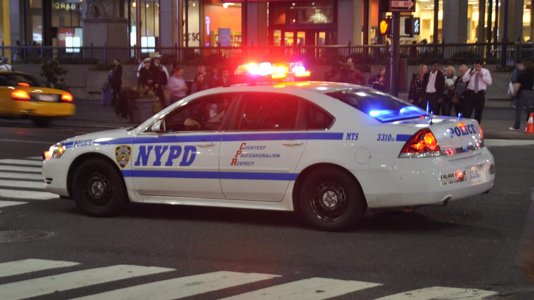 Polizeistreife in New York: Zwei Brüder sollen in der Bronx den Bau von Bomben betrieben haben. Polizeistreife in New York: Zwei Brüder sollen in der Bronx den Bau von Bomben betrieben haben.