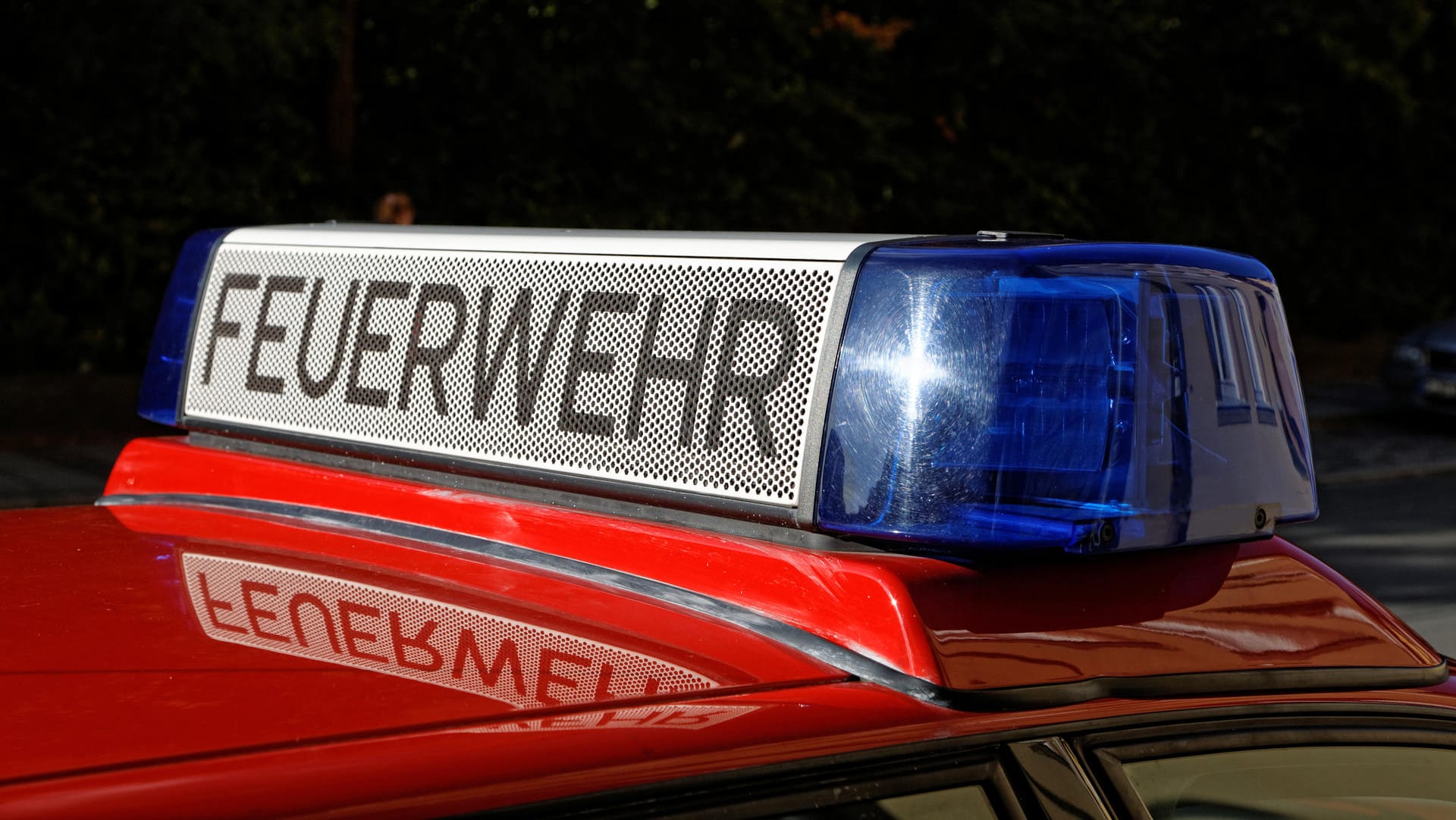 Blaulicht eines Feuerwehr-Autos: 88 Menschen mussten aus ihren Häuser aufgrund ausströmenden Gases evakuiert werden.