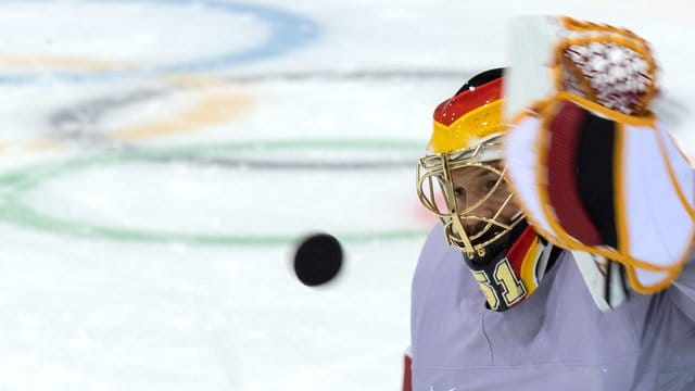 Timo Pielmeier steht gegen Schweden im DEB-Tor.