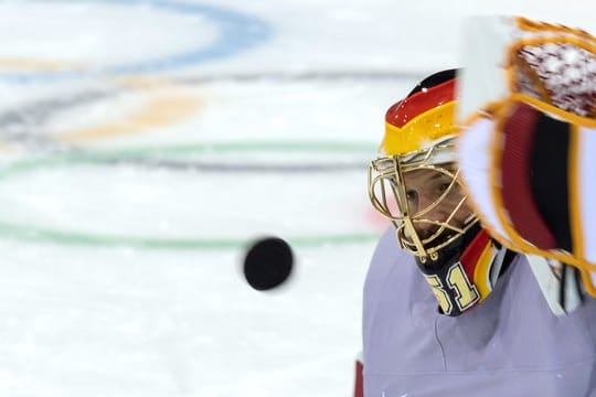 Timo Pielmeier steht gegen Schweden im DEB-Tor.