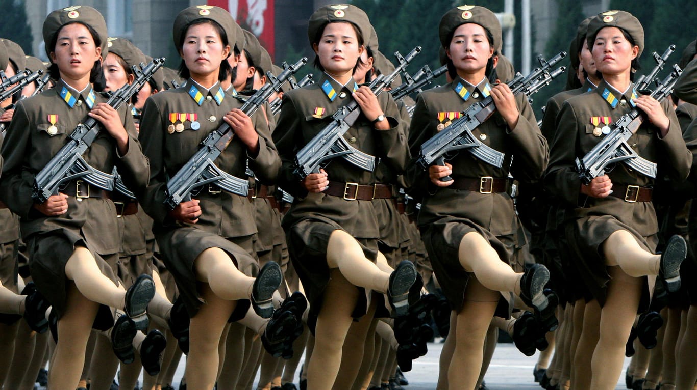 Marschierende Soldatinnen in Nordkorea: Droht ein Jahrhundert des Autoritarismus, vor dem der Soziologe Ralf Dahrendorf vor mehr als 20 Jahren warnte?