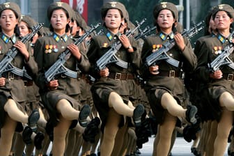 Marschierende Soldatinnen in Nordkorea: Droht ein Jahrhundert des Autoritarismus, vor dem der Soziologe Ralf Dahrendorf vor mehr als 20 Jahren warnte?