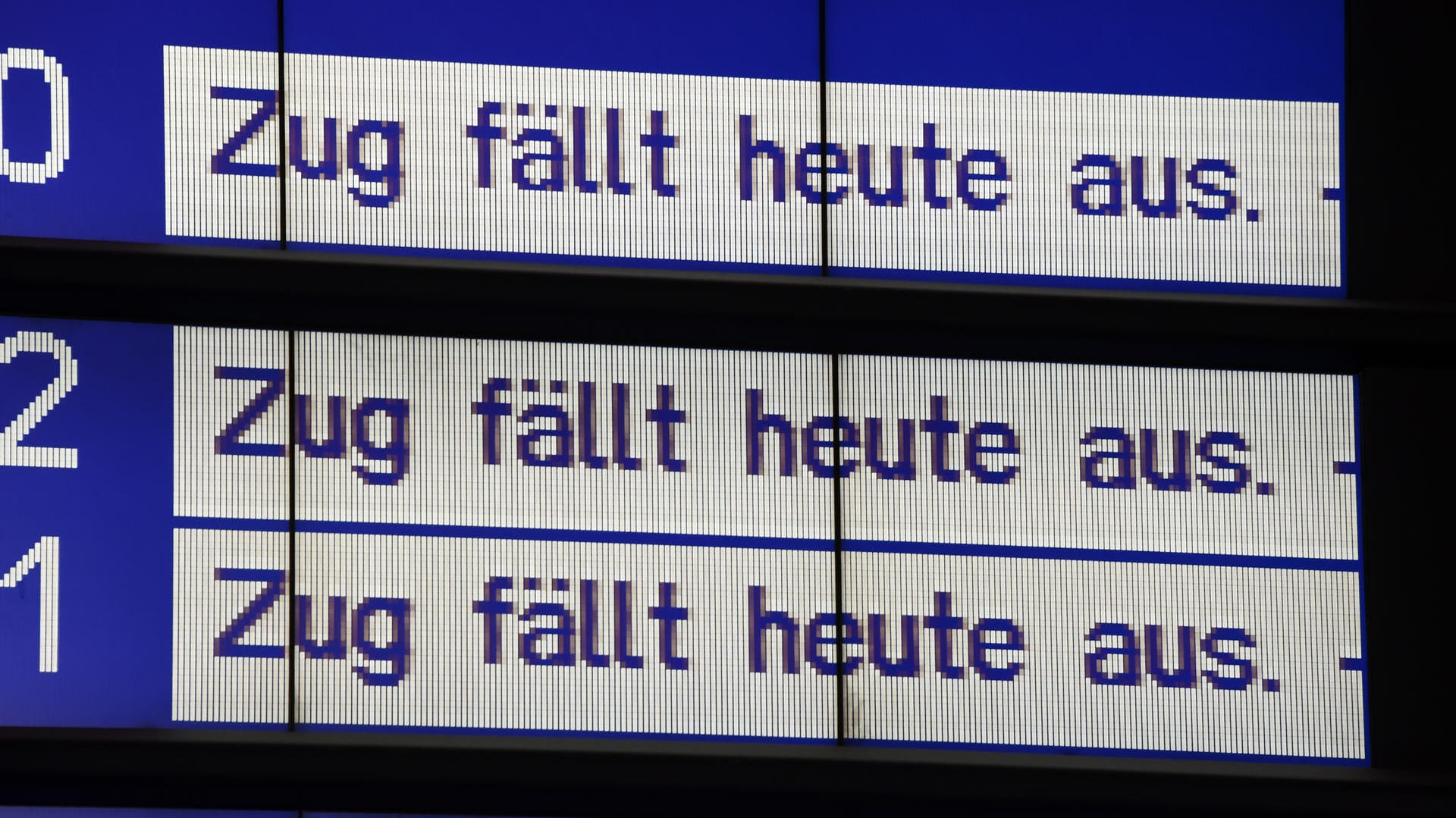 An einer Anzeigentafel ist "Zug fällt heute aus" zu lesen: Aufgrund von kranken Lokführern verbucht die Deutsche Bahn aktuell einige Zugausfälle.