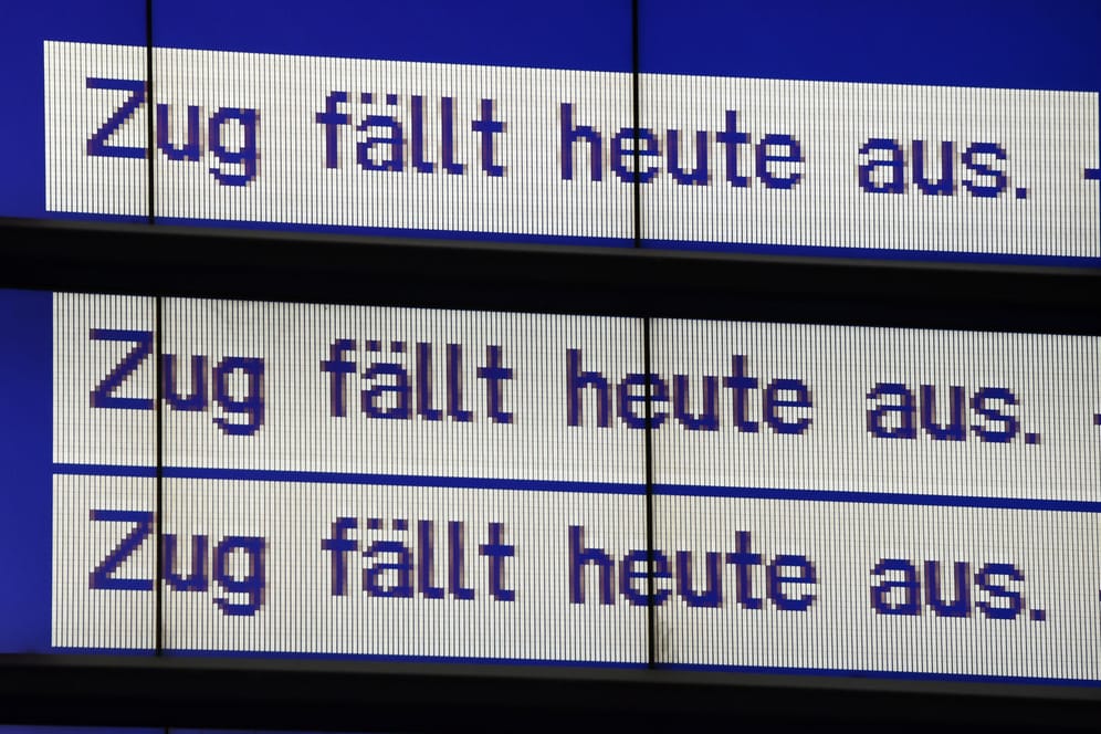 An einer Anzeigentafel ist "Zug fällt heute aus" zu lesen: Aufgrund von kranken Lokführern verbucht die Deutsche Bahn aktuell einige Zugausfälle.
