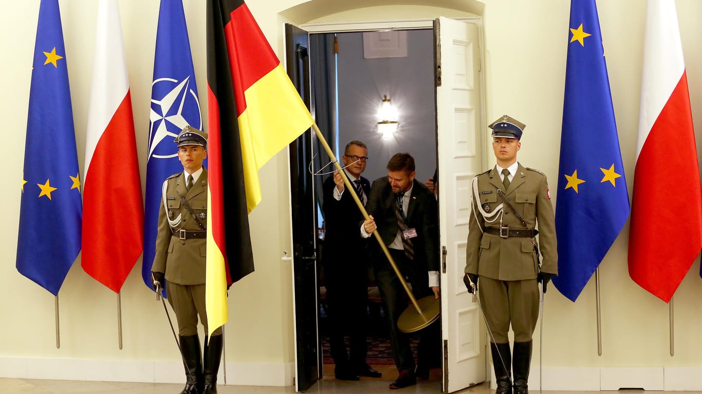 Deutsche und polnische Flagge: Beim Besuch des polnischen Regierungschefs Mateusz Morawiecki bei Angela Merkel gibt es viele Streitpunkte.