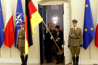 Deutsche und polnische Flagge: Beim Besuch des polnischen Regierungschefs Mateusz Morawiecki bei Angela Merkel gibt es viele Streitpunkte.
