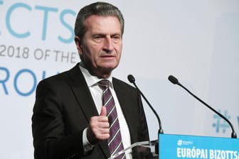 EU-Kommissar Günther Oettinger (CDU) in Ungarn: Der EU-Haushaltskommissar fordert zusätzliche Leistungen von Deutschland an die EU.