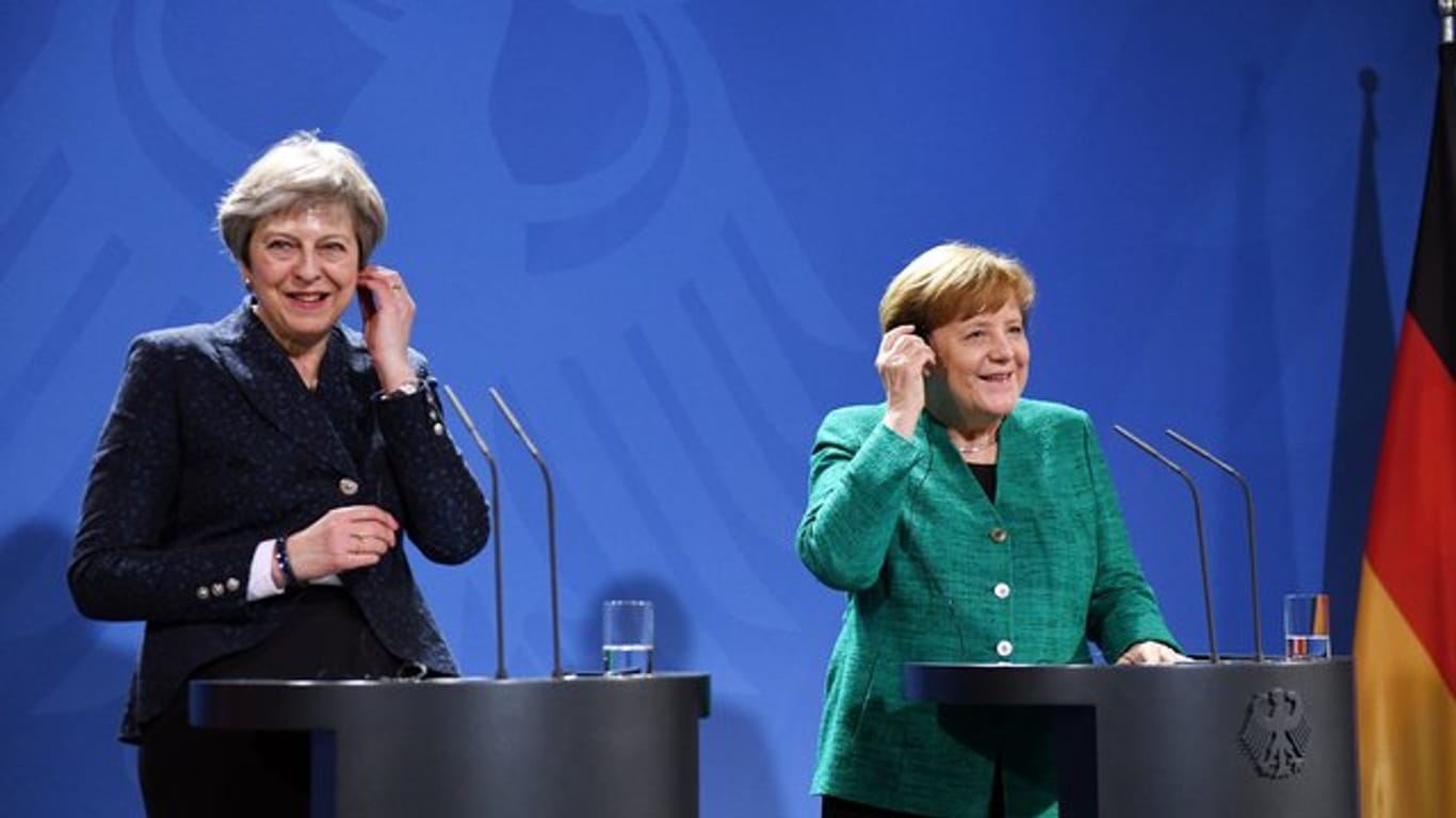 Bundeskanzlerin Merkel und Großbritanniens Premierministerin May nehmen an einer gemeinsamen Pressekonferenz nach einem Gespräch im Kanzleramt teil.