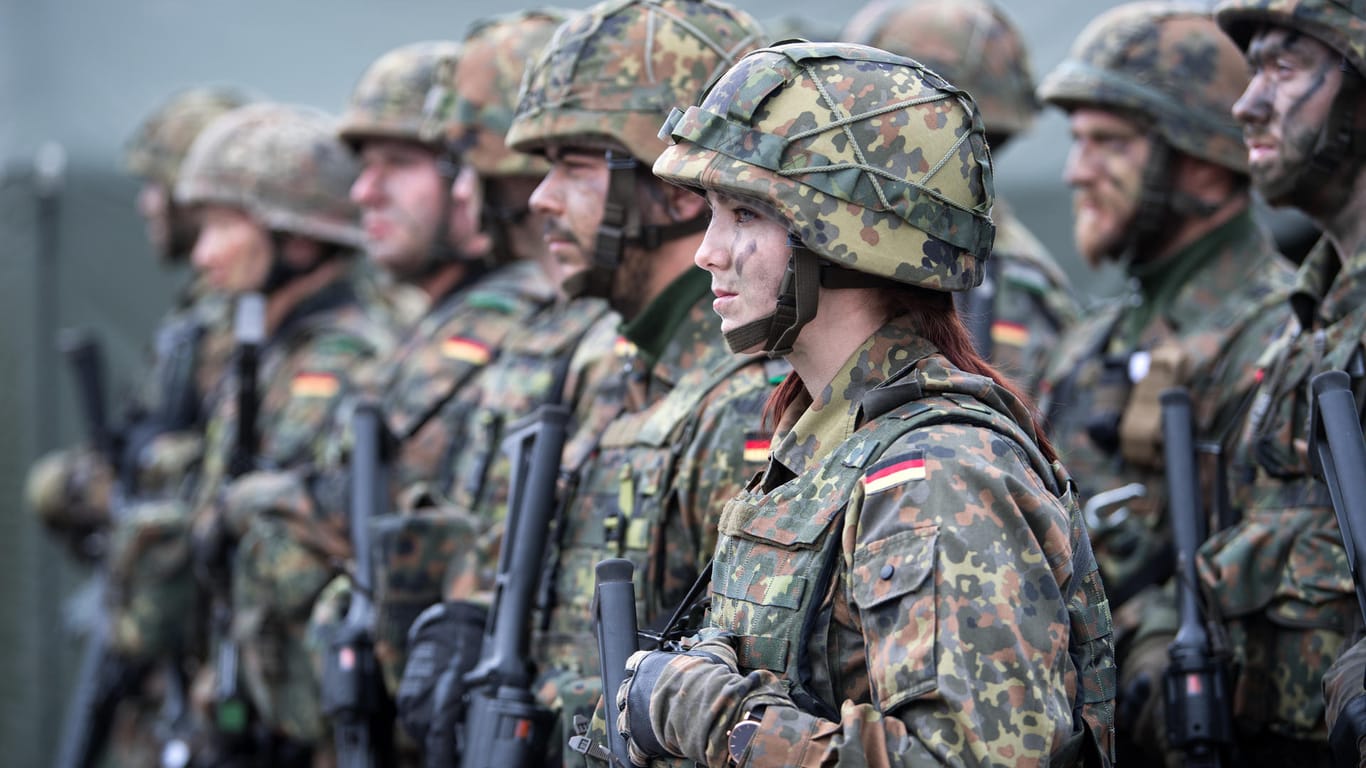 Soldaten in Uniform: Unionspolitiker kritisieren mangelnde Einsatzfähigkeit der Bundeswehr.