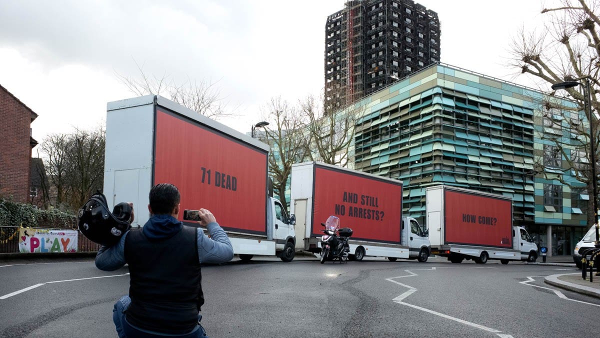 Die drei Lkw vor dem abgebrannten Grenfell Tower in London. Die drei Lkw vor dem abgebrannten Grenfell Tower in London.