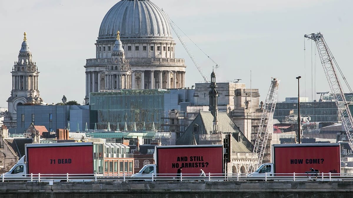 Die drei Lkw auf einer Brücke über die Themse. Auf ihrem Weg zum Grenfell Tower fuhren die Lkw durch ganz London.