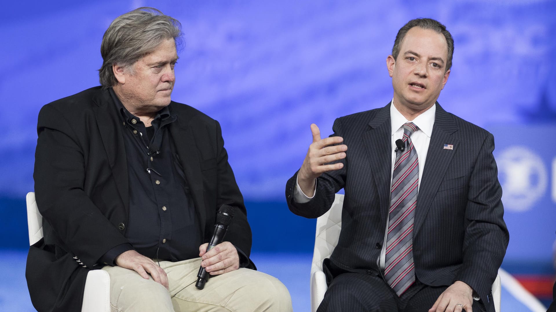 Priebus und Bannon im Februar 2017 in Oxon Hill: Vergebliche Versuche Trumps Temperament beim Twittern zu zügeln.