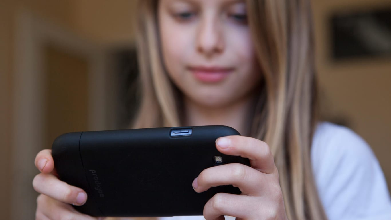 Kind mit Smartphone in der Hand: Facebook soll Experten für positive Beurteilungen des Facebook Messengers für Kinder bezahlt haben.