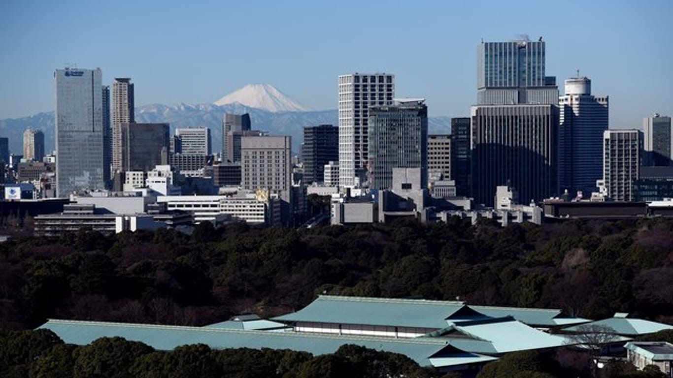 Blick auf Japans größte Stadt: Hinter den Hochhäusern Tokios ist der Fujiama zu sehen.