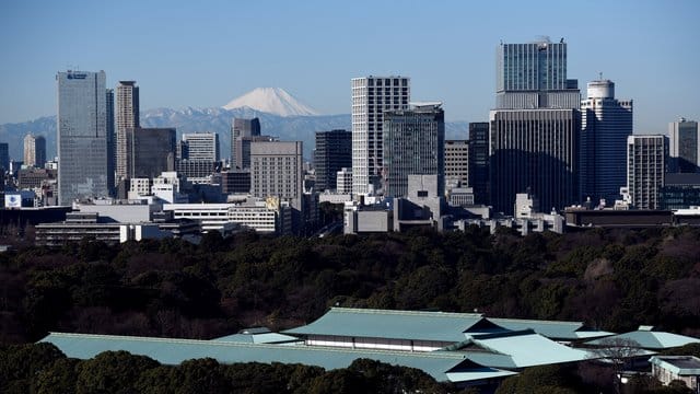 Blick auf Japans größte Stadt: Hinter den Hochhäusern Tokios ist der Fujiama zu sehen. Blick auf Japans größte Stadt: Hinter den Hochhäusern Tokios ist der Fujiama zu sehen.