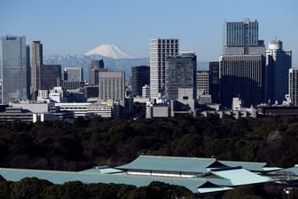 Blick auf Japans größte Stadt: Hinter den Hochhäusern Tokios ist der Fujiama zu sehen.
