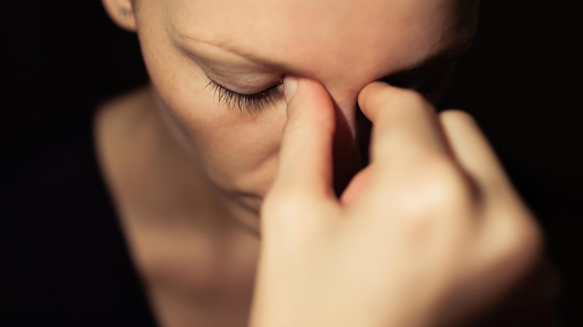 Gestresste Frau: Die Ursache für Panikattacken ist häufig aufgestauter Stress zum Beispiel am Arbeitsplatz.