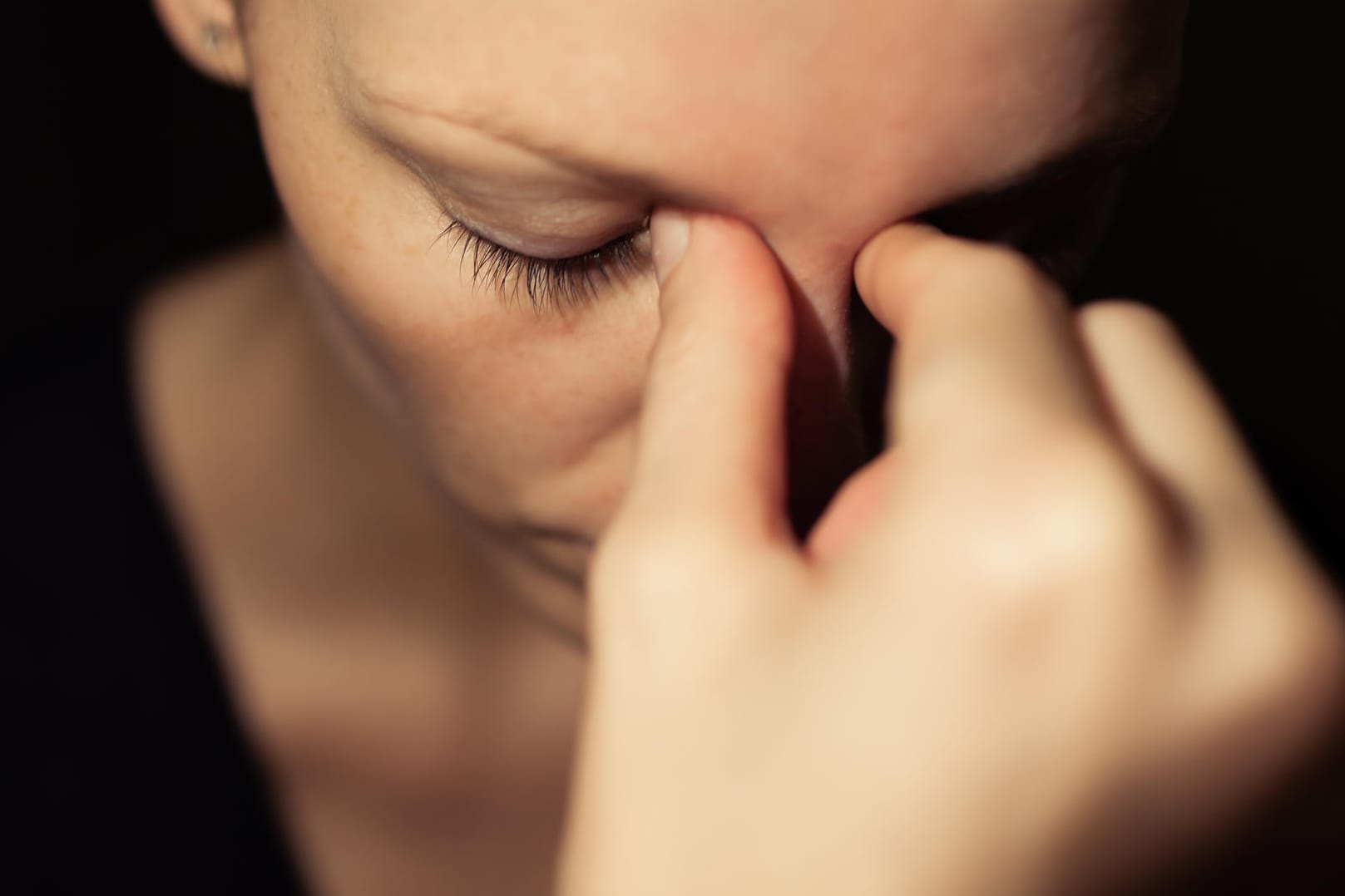 Gestresste Frau: Die Ursache für Panikattacken ist häufig aufgestauter Stress zum Beispiel am Arbeitsplatz.