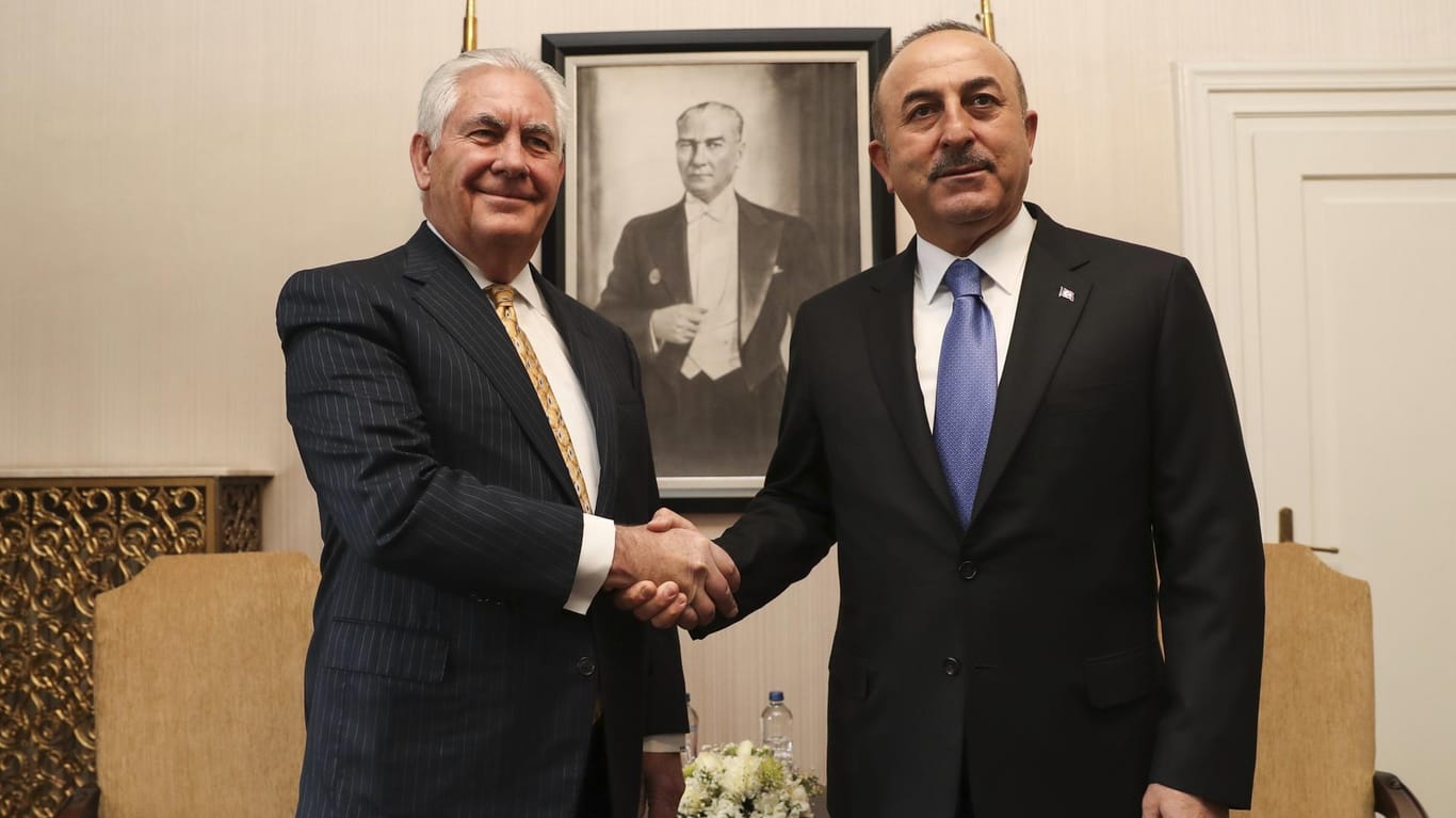 Mevlüt Cavusoglu (r.) und Rex Tillerson: Die beiden Außenminister sind um eine Verbesserung des bilateralen Verhältnisses ihrer Länder bemüht.