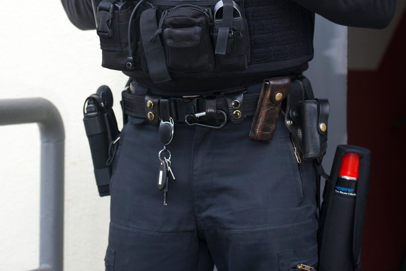 Polizist in Einsatzmontur: Beamte nahmen einen terrorverdächtigen Iraker in Eschwege fest.