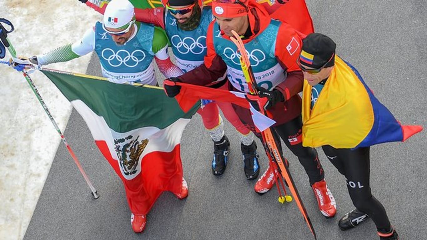 Der Mexikaner German Madrazo, Kequyen Lam aus Portugal, Pita Taufatofua aus Tonga und der Kolumbianer Sebastian Uprimny (l-r) nach dem 15-km-Langlaufrennen.