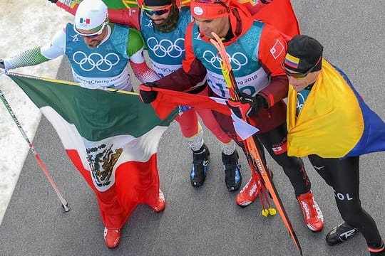 Der Mexikaner German Madrazo, Kequyen Lam aus Portugal, Pita Taufatofua aus Tonga und der Kolumbianer Sebastian Uprimny (l-r) nach dem 15-km-Langlaufrennen.