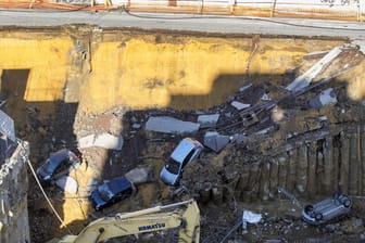 Erdrutsch in Rom: Bei einem Erdrutsch neben einer Baustelle sind mehrere Autos verschüttet worden.