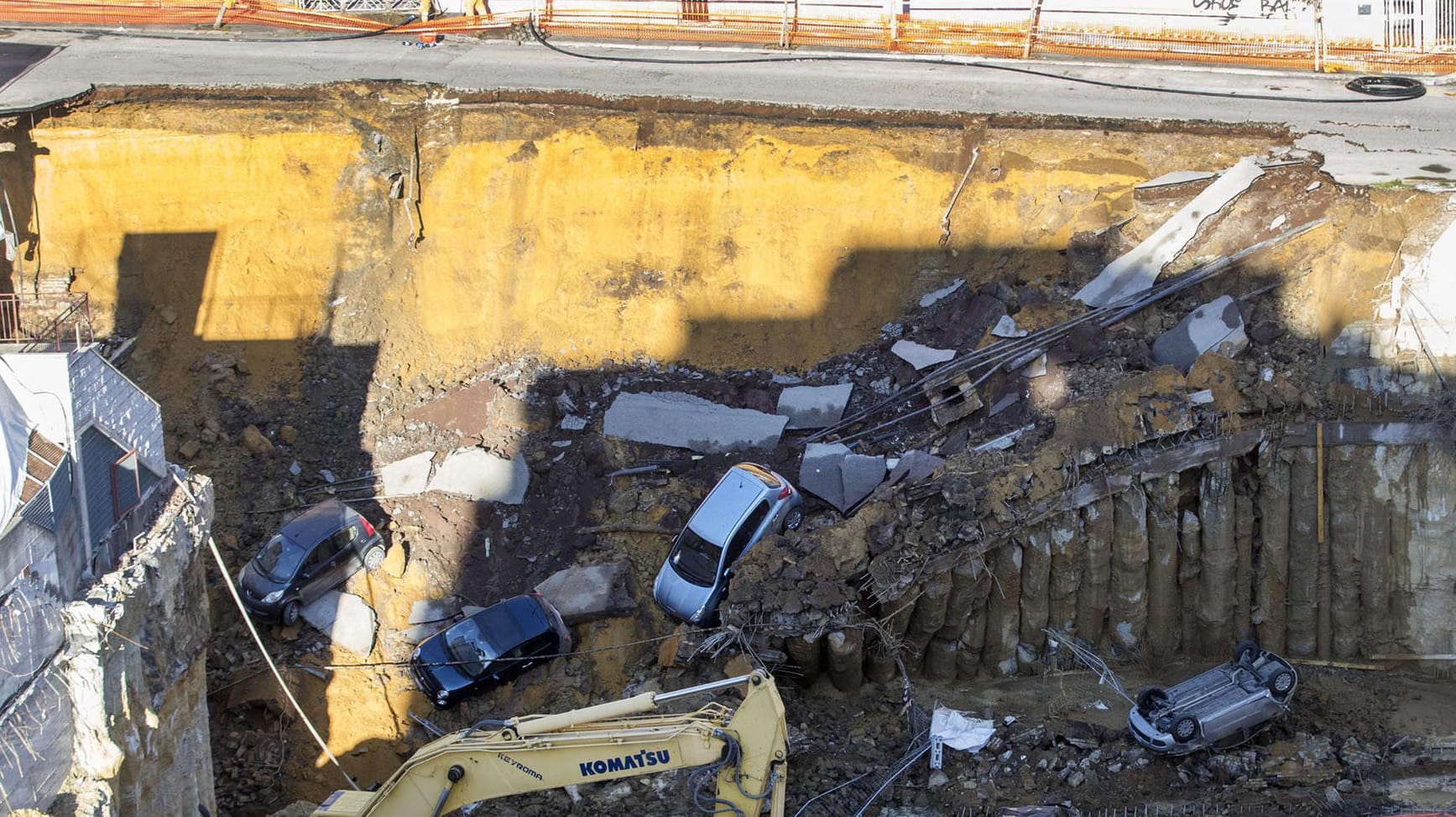 Erdrutsch in Rom: Bei einem Erdrutsch neben einer Baustelle sind mehrere Autos verschüttet worden. Erdrutsch in Rom: Bei einem Erdrutsch neben einer Baustelle sind mehrere Autos verschüttet worden.