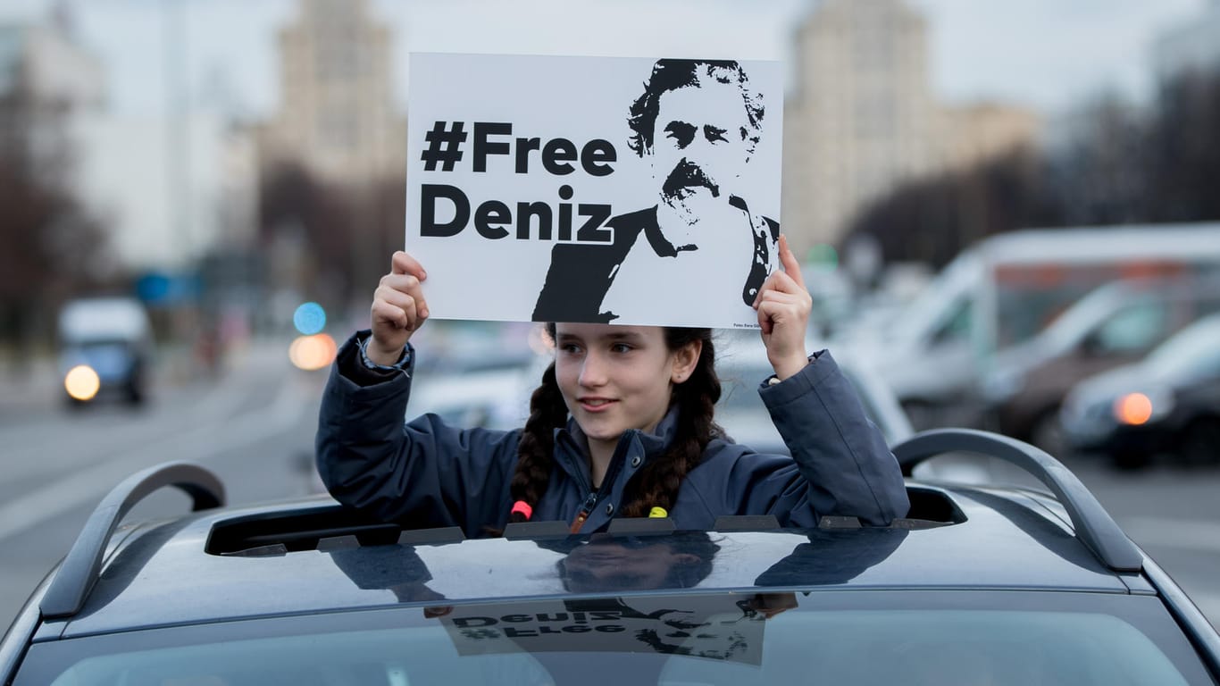 Teilnehmer eines Autokorsos im Februar 2017 in Berlin: Yücel erfuhr während seiner Haft große Solidarität in Politik, Medien und Gesellschaft.