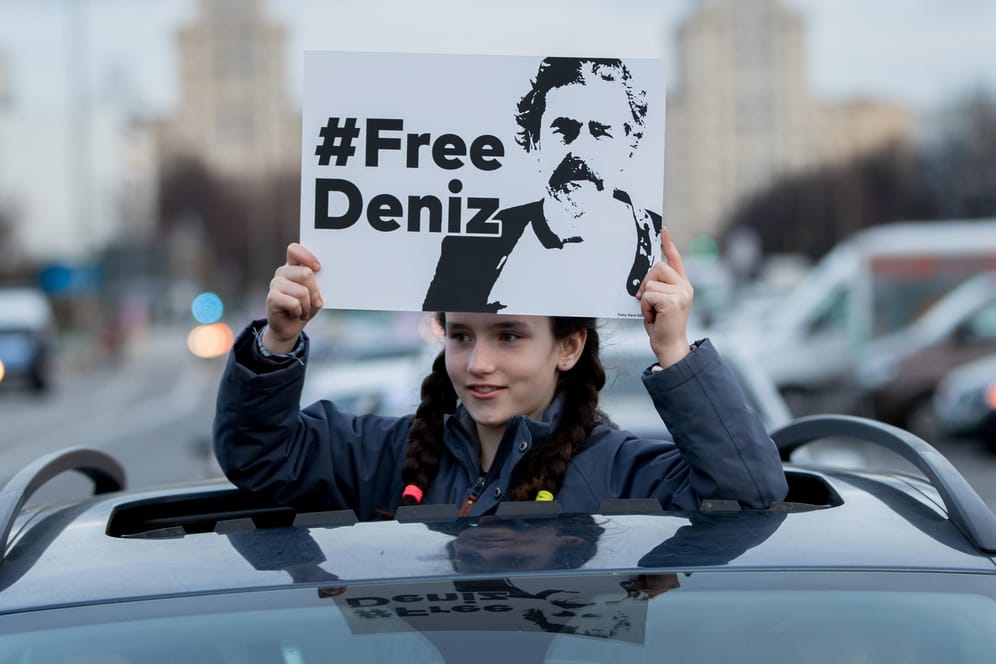 Teilnehmer eines Autokorsos im Februar 2017 in Berlin: Yücel erfuhr während seiner Haft große Solidarität in Politik, Medien und Gesellschaft.