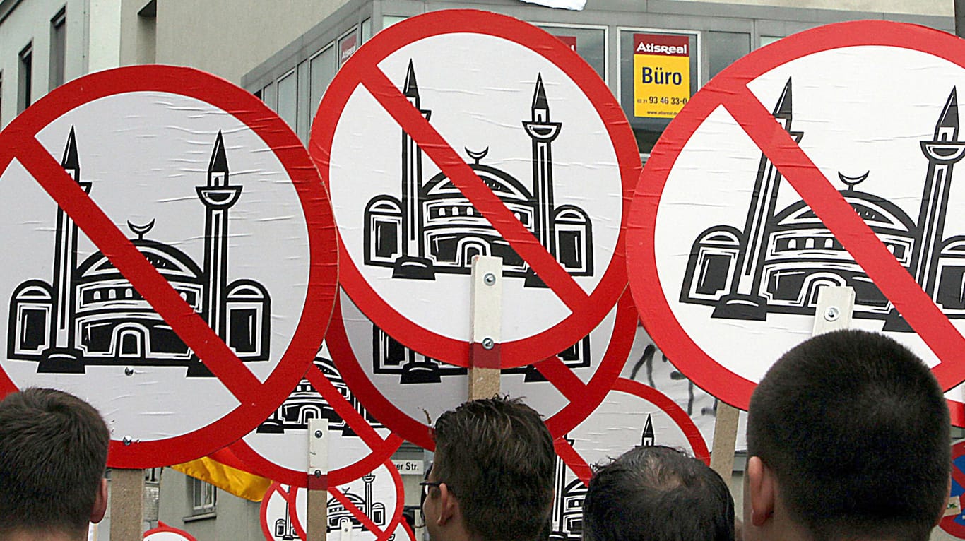 Rechtspopulisten demonstrieren gegen den Bau einer Moschee: Die große Koalition will gegen anti-islamische Strömungen vorgehen.