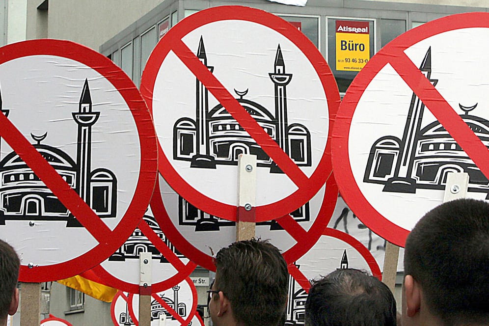 Rechtspopulisten demonstrieren gegen den Bau einer Moschee: Die große Koalition will gegen anti-islamische Strömungen vorgehen.