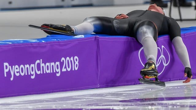 Claudia Pechstein war nach dem 5000-Meter-Rennen total kaputt.