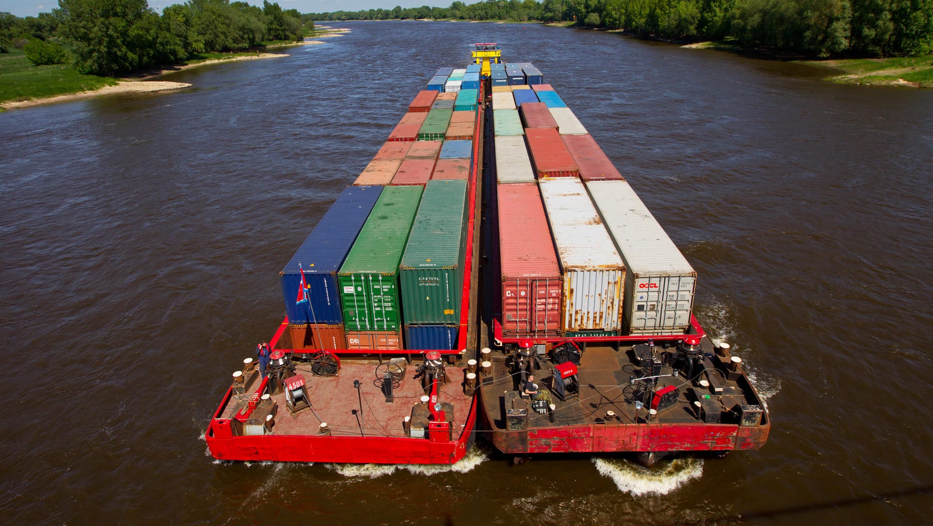 Container werden mit einem Schubverband auf der Elbe transportiert: Decksmann stürzt in Elbe und gilt als vermisst.